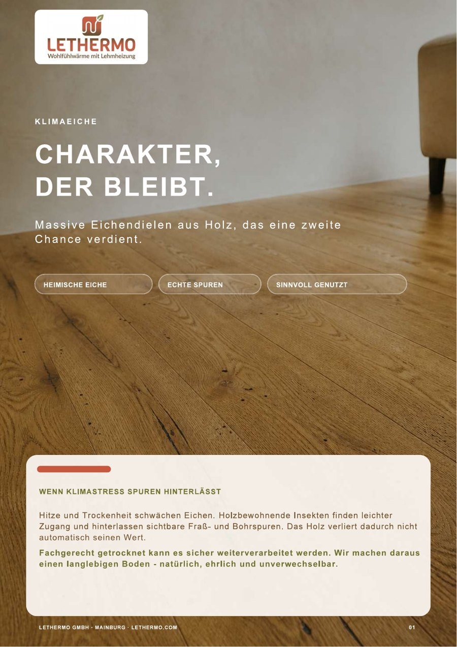 Titelseite des Klimaeiche-Flyers: massive Eichendielen mit lebhafter Maserung, darüber „Charakter, der bleibt.“