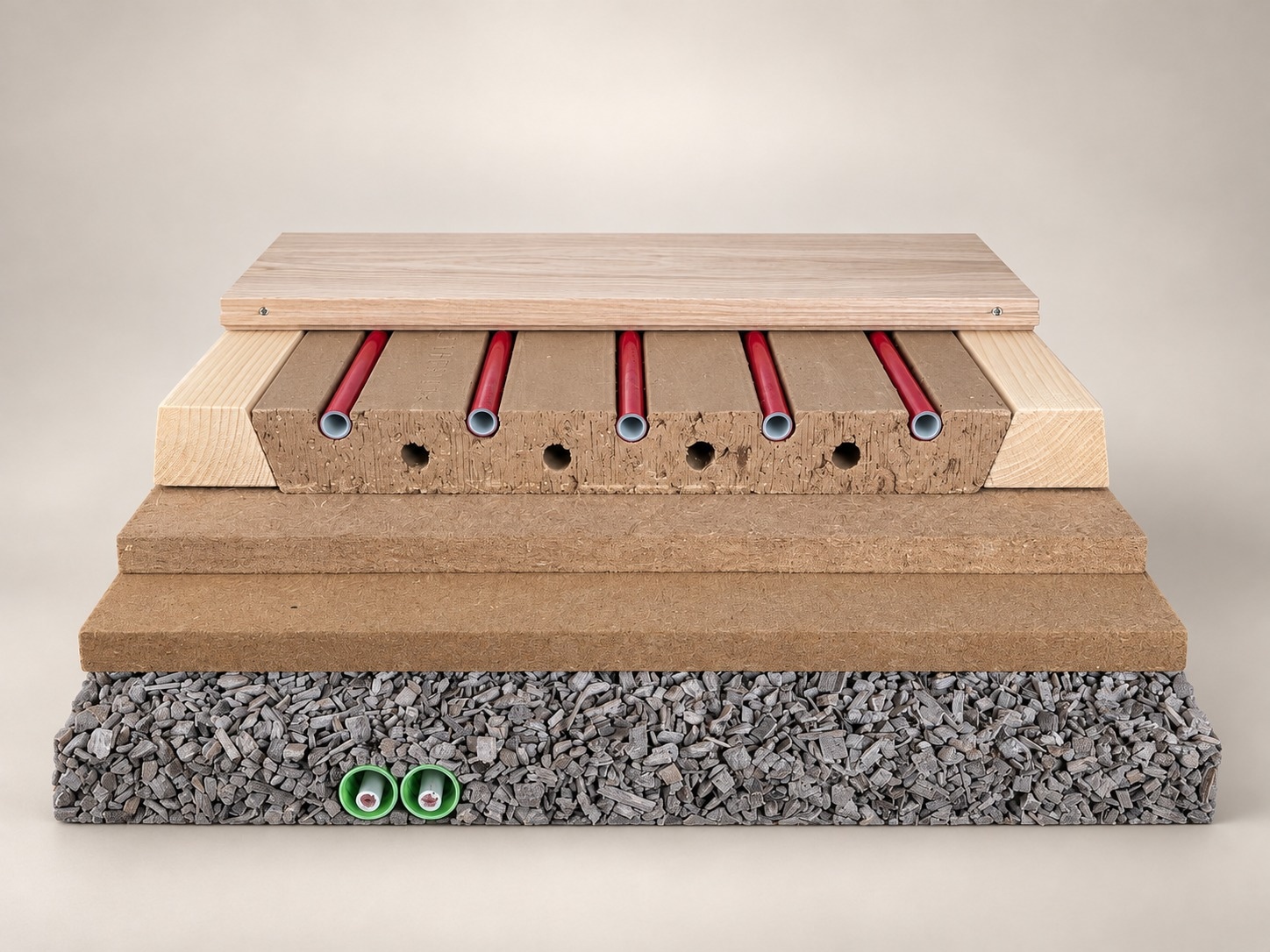 Lethermo-Musteraufbau im Schnitt: oben eine Massivholzdiele, darunter Lethermo Floor mit roten Heizrohren zwischen Holzleisten, zwei Holzweichfaserplatten und eine graue CEMWOOD-Schüttung mit zwei Leitungen.