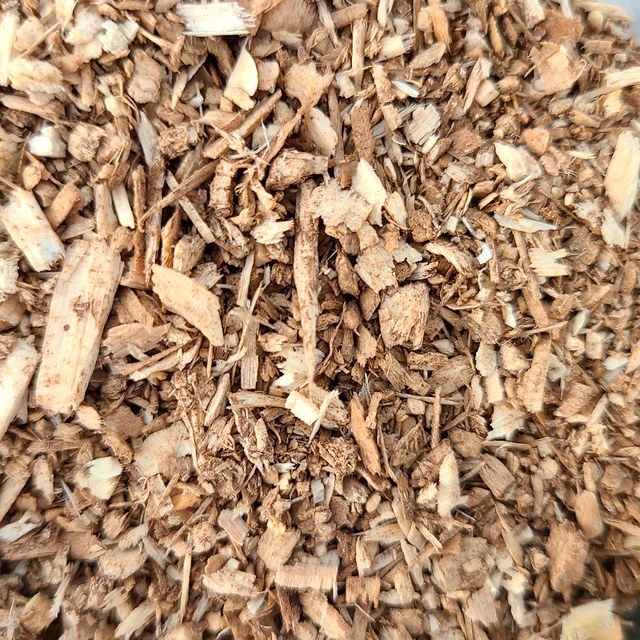 Faserige, rötlich braune Holzspäne
