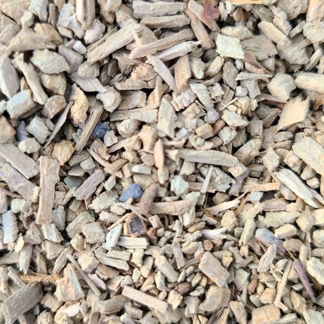 Helle, kurze Späne mit grauen Körnern