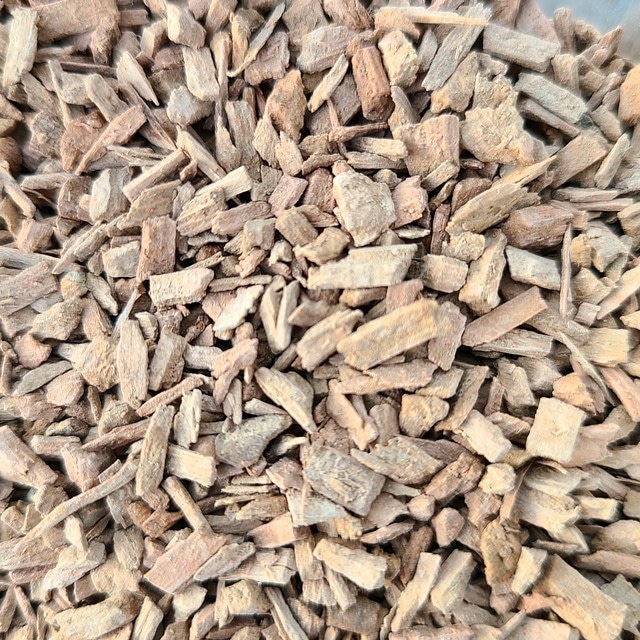 Kleine, graubraune Holzschnitzel